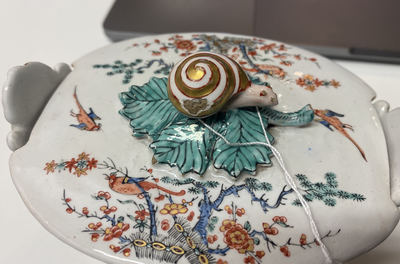 A Dutch Delft polychrome petit feu Kakiemon-style butter tub with a snail finial, 18th C.